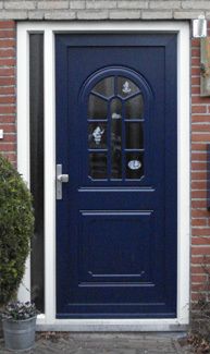 Blauwe kunststof voordeur